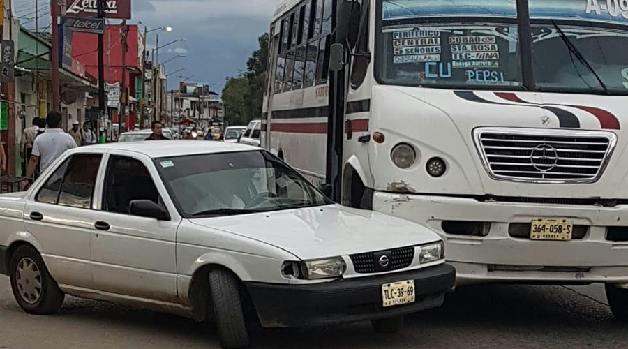 Camión y  automóvil  provocan accidente en  la Central  de Abasto. Noticias en tiempo real