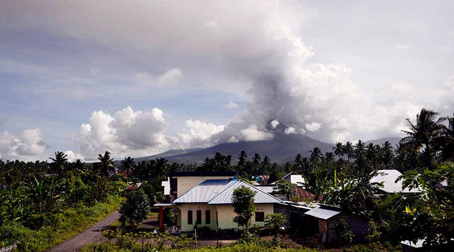 Entra en erupción un volcán en la isla de Célebes. Noticias en tiempo real