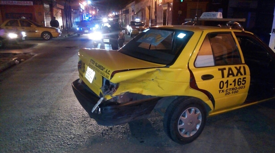 Auto tuneado impacta a taxi en el Centro de la ciudad. Noticias en tiempo real