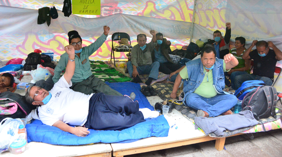 Siguen 15 maestros  en huelga de hambre;  IEEPO promete diálogo. Noticias en tiempo real