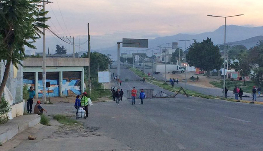 Bloqueo en la agencia Vicente Guerrero afecta a miles en Oaxaca. Noticias en tiempo real