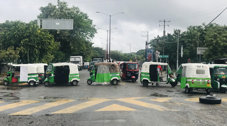 Xadaneños bloquean  carretera en Juchitán. Noticias en tiempo real