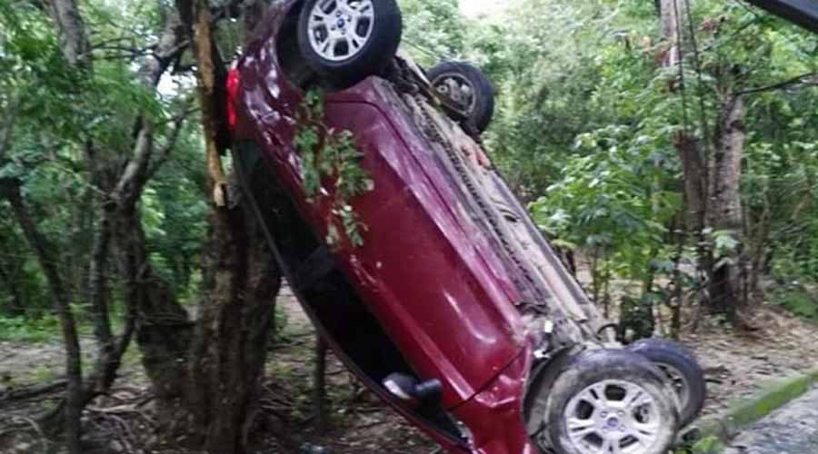 Abandonan auto volcado en la Costa de Oaxaca. Noticias en tiempo real