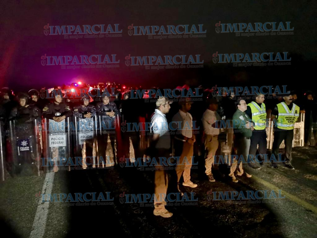 Gendarmería impide paso de caravana migrante a 6 km de Oaxaca. Noticias en tiempo real