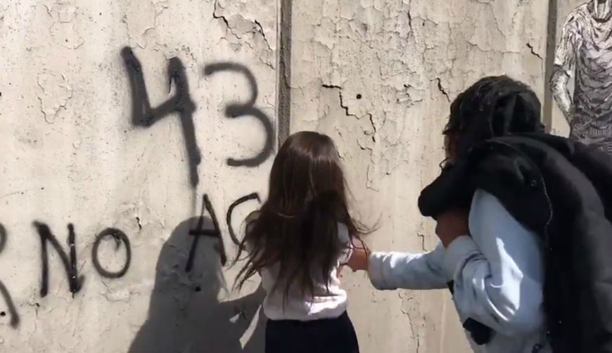 Video: Critican a hombre que enseña a su hija a vandalizar paredes durante marcha del 2 de octubre. Noticias en tiempo real