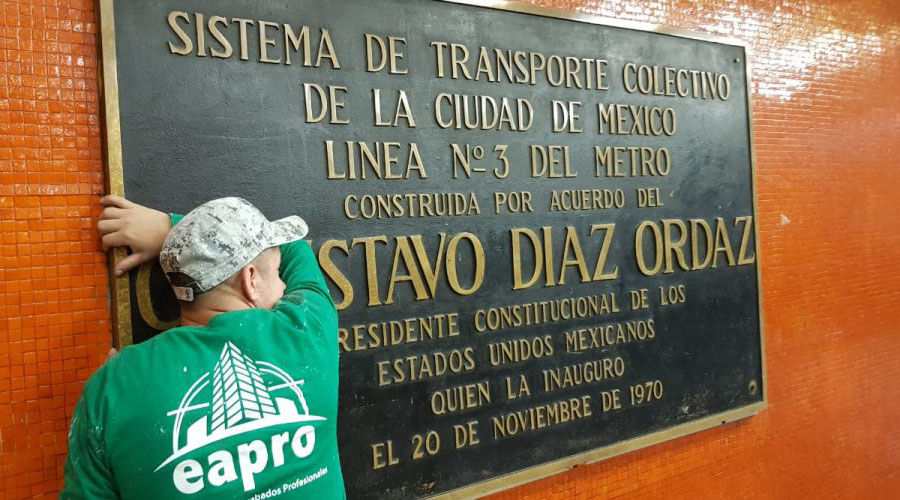 Gobierno de CDMX retira del Metro placas con el nombre de Díaz Ordaz. Noticias en tiempo real