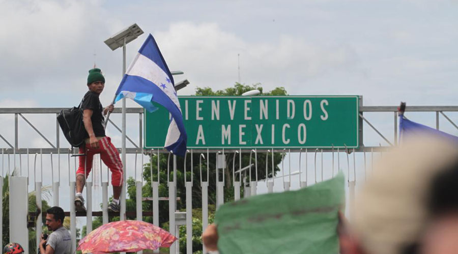 Gobierno de México impide entrada a Caravana Migrante, ellos avanzan para lograr el ingreso al país. Noticias en tiempo real