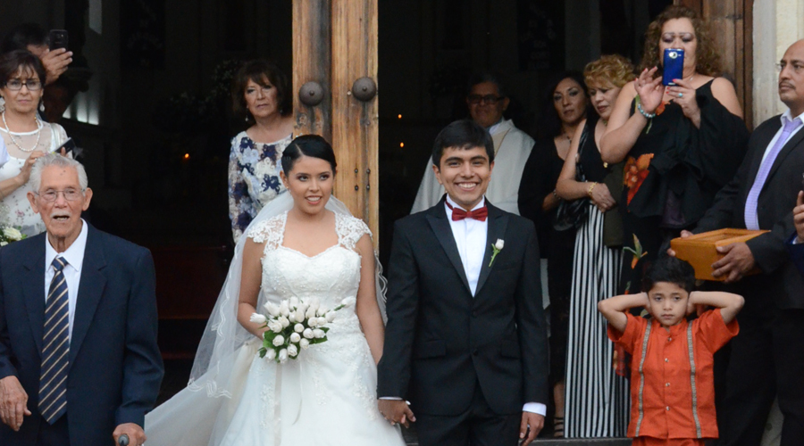 Javier  y Luisa se unen en matrimonio. Noticias en tiempo real