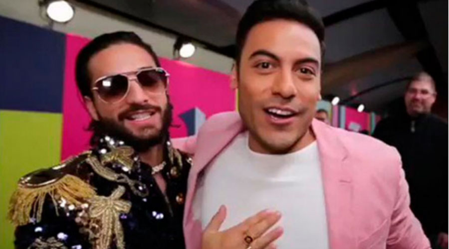 Video: Tachan de homosexuales a Maluma y Carlos Rivera por polémico beso. Noticias en tiempo real