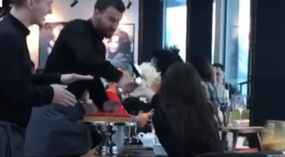 Video: Meseros lanzan pastel a sus clientas por desesperarlos. Noticias en tiempo real