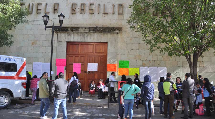 Docentes de Oaxaca exigen la salida del director de la Escuela Primaria Basilio Rojas. Noticias en tiempo real