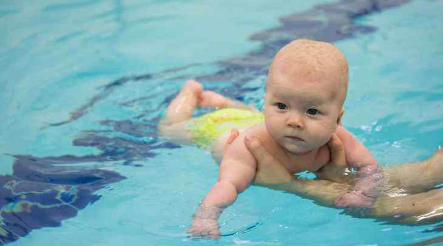 Los beneficios de la natación para los bebés. Noticias en tiempo real