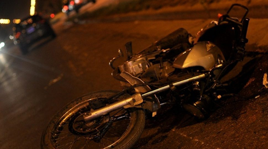 Por el amor de una mujer, “avienta” taxi contra motociclista. Noticias en tiempo real