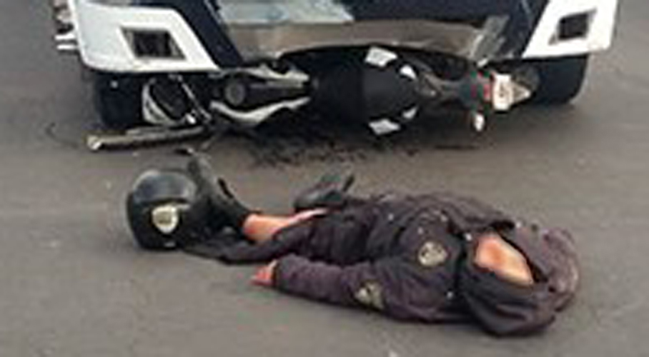 Policía en motocicleta es arrollado por un autobús. Noticias en tiempo real