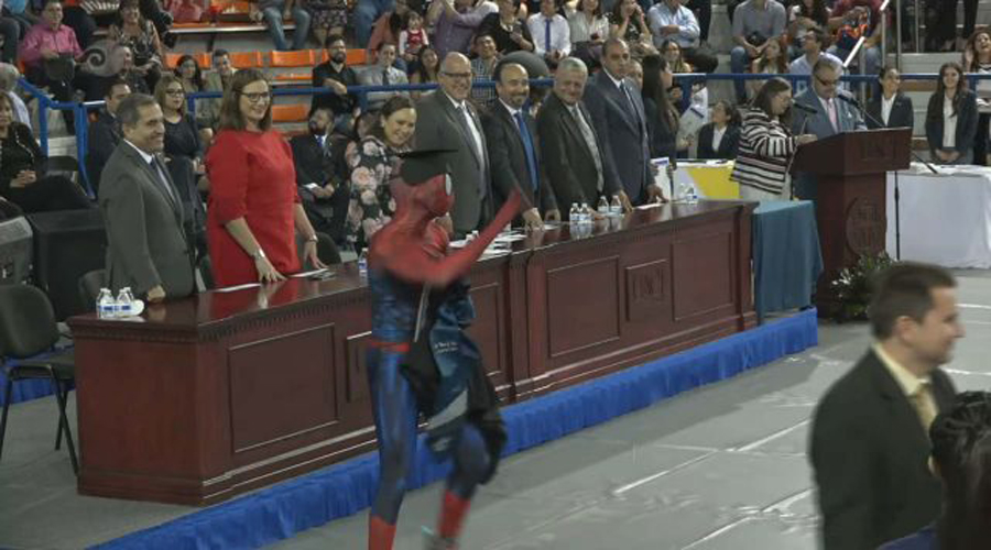 Vídeo: Joven se gradúa de la Universidad disfrazado de Spiderman. Noticias en tiempo real