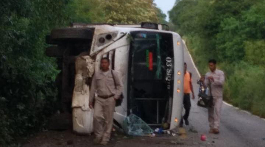 En Pochutla, volcadura de camión deja cinco heridos. Noticias en tiempo real