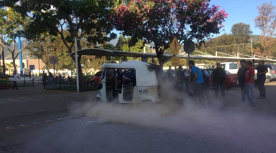 Tras falla mecánica, se incendia mototaxi en Montoya, Oaxaca. Noticias en tiempo real