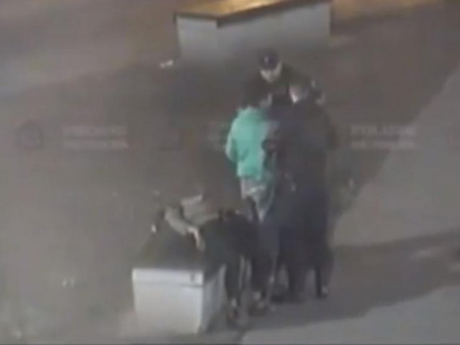 Video: Chica golpea a su novio y finge desmayo para evitar que la policía la arreste. Noticias en tiempo real