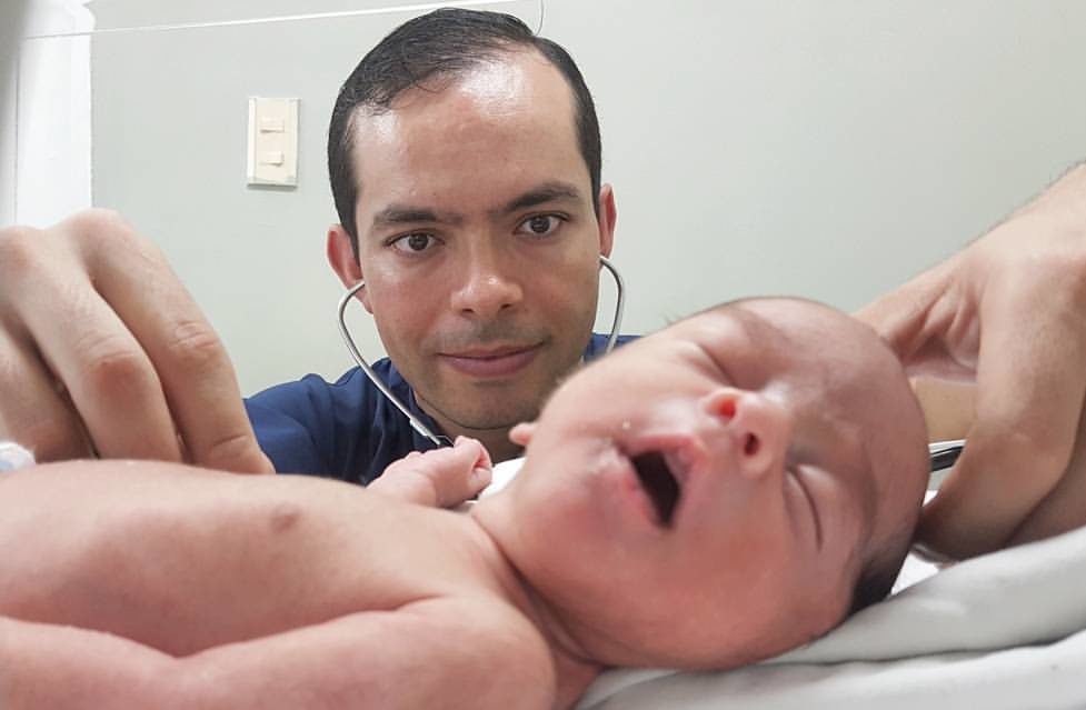 Video: Pediatra trata con dulzura a bebés prematuros. Noticias en tiempo real