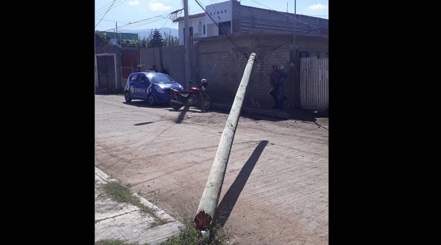 En hechos distintos, conductores derriban postes de teléfonos en Oaxaca. Noticias en tiempo real