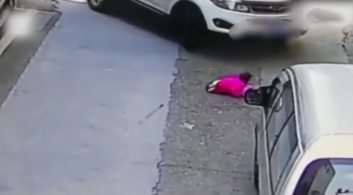 Video: Niña de dos años es atropellada y sobrevive. Noticias en tiempo real