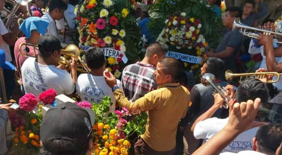 Despiden a cantante de banda que falleció en accidente vial en Oaxaca. Noticias en tiempo real
