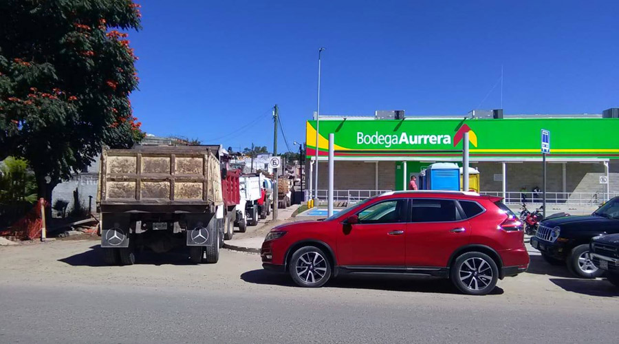 Camioneros de la Mixteca bloquean los  accesos a tienda. Noticias en tiempo real