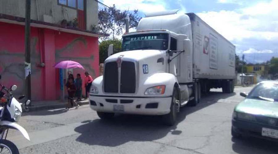 Vecinos se inconforman por daños a cableado en Huajuapan. Noticias en tiempo real
