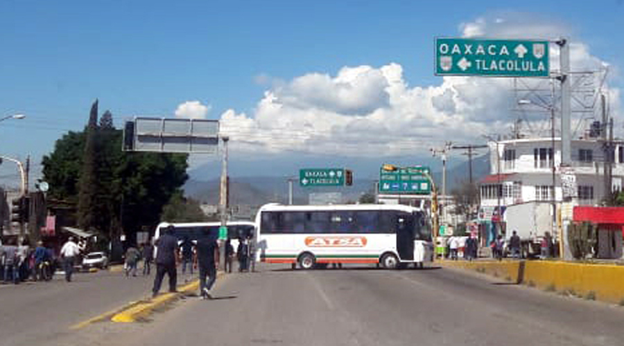Conflicto entre transportistas genera bloqueos en Tlacolula. Noticias en tiempo real