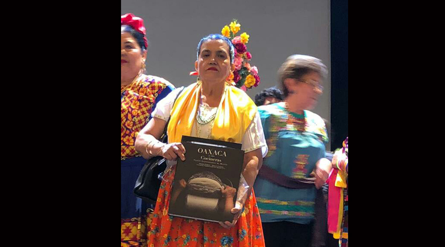 Cocinera cuicateca agradece ser parte del libro Oaxaca y sus Cocineras. Noticias en tiempo real