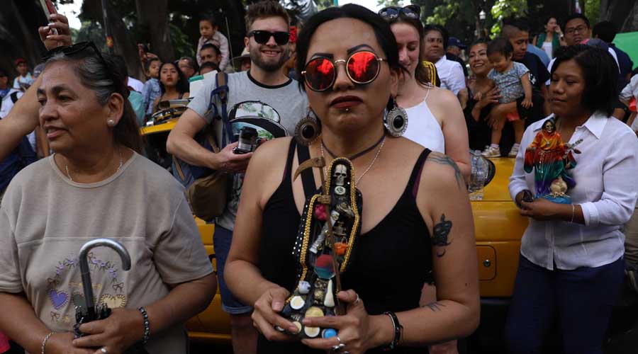 Festejan con música y comparsa a la niña blanca en Oaxaca. Noticias en tiempo real