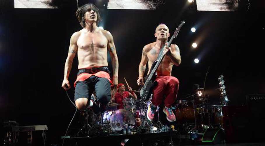 Red Hot Chili Peppers se difraza y da concierto sorpresa en una escuela. Noticias en tiempo real