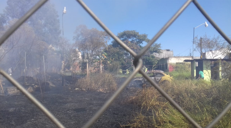 Se quema vocho en incendio de pastizales en Santa María Ixcotel. Noticias en tiempo real