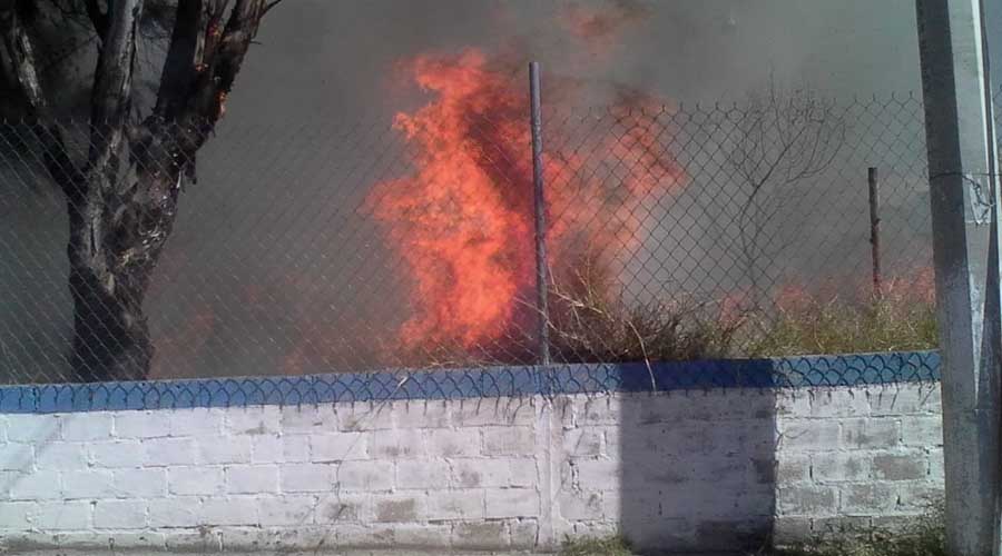 Se incendia terreno en Santa María Ixcotel. Noticias en tiempo real