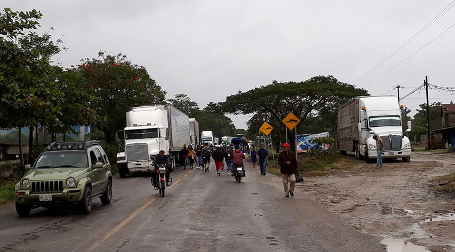 Comunidades siguen su  bloqueo contra Pemex. Noticias en tiempo real