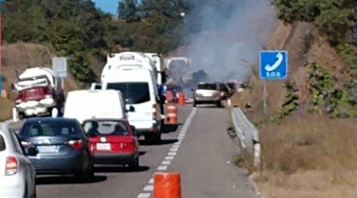 Camión arde en llamas en carretera de Huitzo y Nochixtlán. Noticias en tiempo real