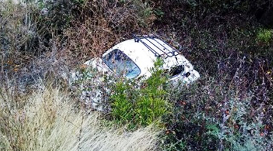 Vuelca automóvil y cae a barranco en Huajuapan. Noticias en tiempo real