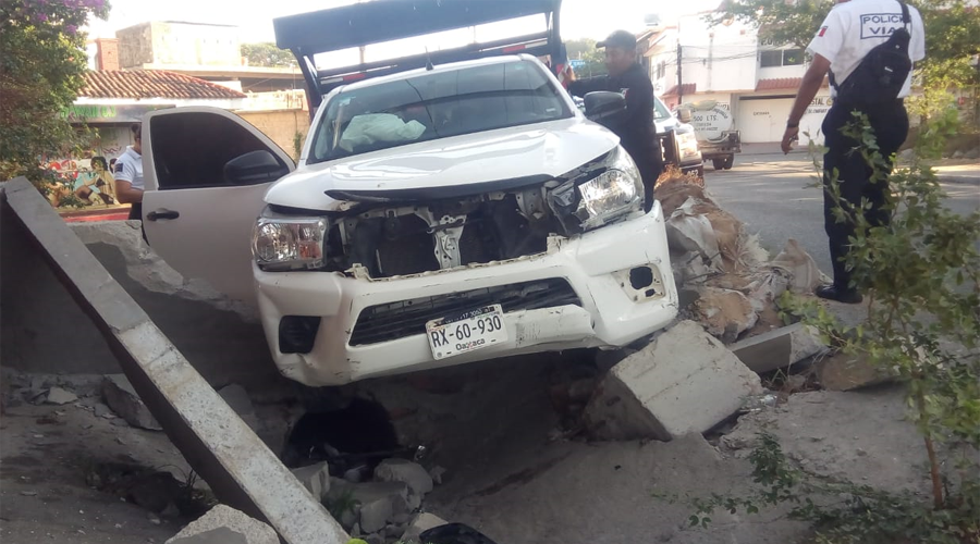 Camioneta se impacta contra una barda en Salina Cruz. Noticias en tiempo real