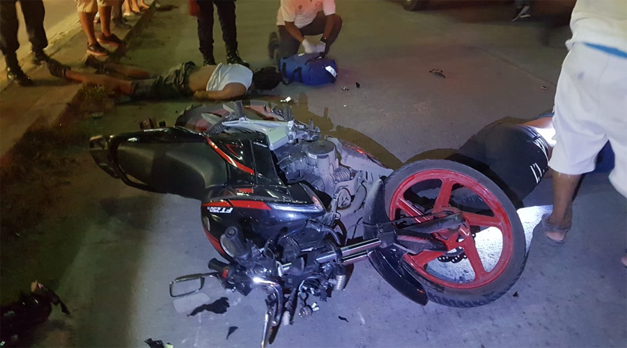 Derrapan dos jóvenes motociclistas en Pinotepa Nacional. Noticias en tiempo real
