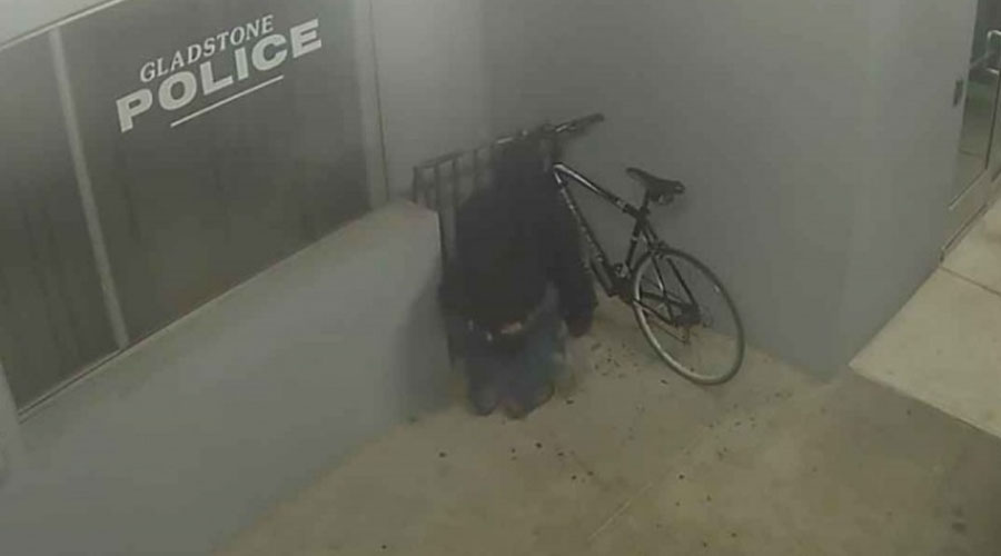 Video: Sujeto es detenido intentando robar bicicleta… ¡en estación de Policía! | El Imparcial de Oaxaca Video: Sujeto es detenido intentando robar bicicleta… ¡en estación de Policía! | El Imparcial de Oaxaca