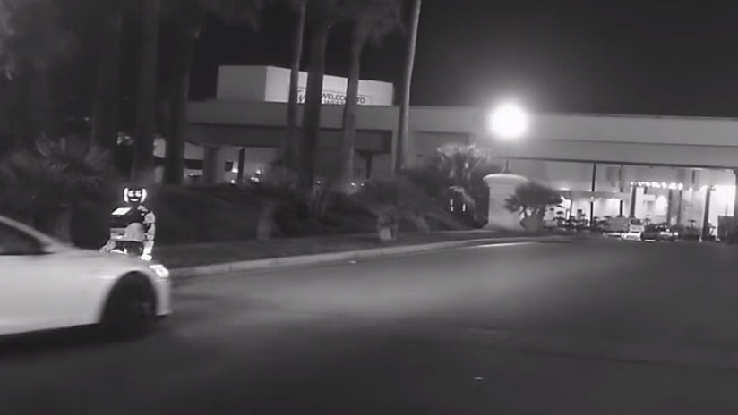 Video: Tesla en piloto automático golpea y tumba a robot que se dirigía convención. Noticias en tiempo real
