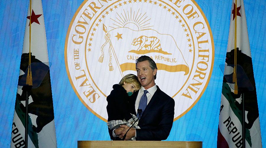 Video: Hijo pequeño del gobernador de California irrumpe en su discurso de investidura | El Imparcial de Oaxaca Video: Hijo pequeño del gobernador de California irrumpe en su discurso de investidura | El Imparcial de Oaxaca