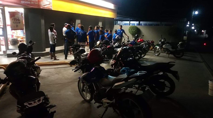 Motociclistas reparten ayuda en Pinotepa Nacional. Noticias en tiempo real
