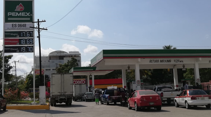 Niega gasolinero  de Pochutla vender de litros  incompletos. Noticias en tiempo real