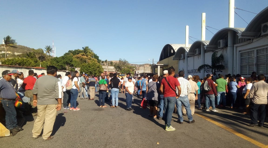 No acepta ayuntamiento de Salina Cruz a trabajadores de contrato. Noticias en tiempo real