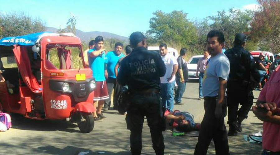Volcadura de mototaxi deja tres personas lesionadas en Zaachila. Noticias en tiempo real