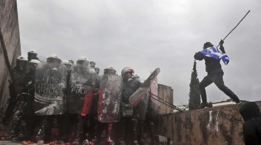 Manifestantes y policías se enfrentan en Grecia; al menos 12 heridos. Noticias en tiempo real
