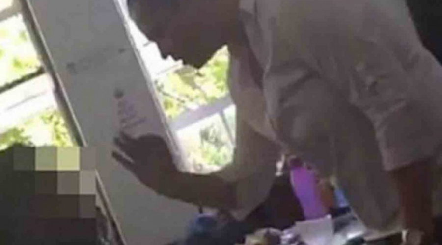 Video: Exhiben a maestra que dio cachetada a una alumna por usar el celular en clase | El Imparcial de Oaxaca Video: Exhiben a maestra que dio cachetada a una alumna por usar el celular en clase | El Imparcial de Oaxaca