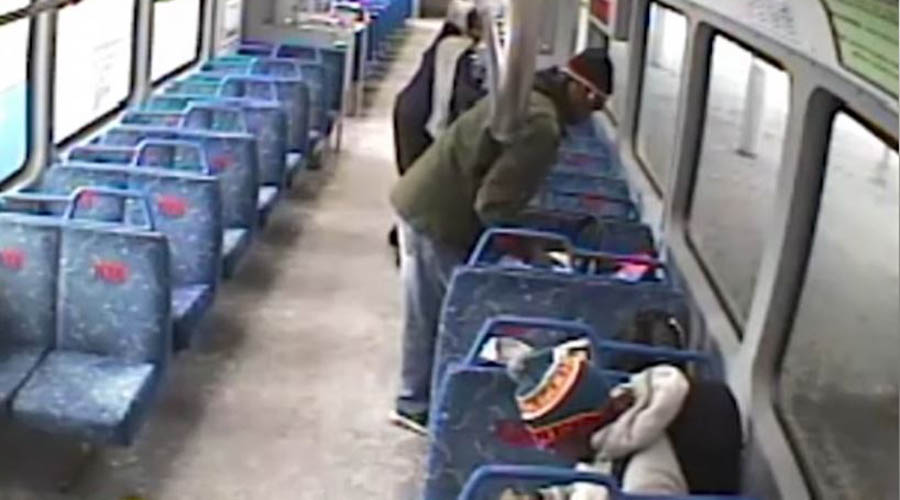 Video: Un tren se lleva a un bebé mientras su papá estaba fumando afuera del vagón | El Imparcial de Oaxaca Video: Un tren se lleva a un bebé mientras su papá estaba fumando afuera del vagón | El Imparcial de Oaxaca