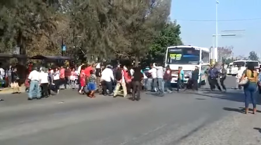 Video: Transportistas agreden a ciudadanos durante bloqueo en Calzada Madero. Noticias en tiempo real